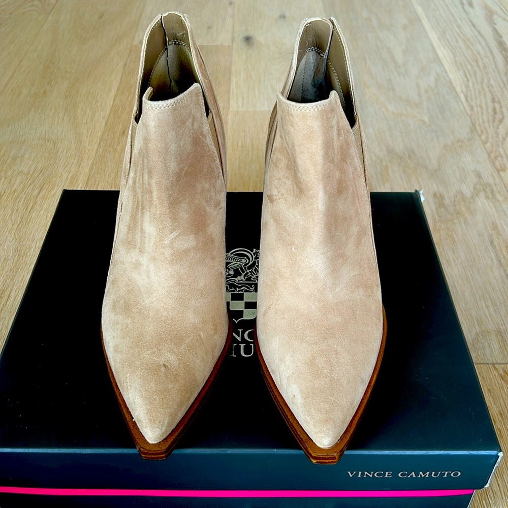 Vince Camuto size 8 taupe suede bootie.
Like new, one very slight scuff.